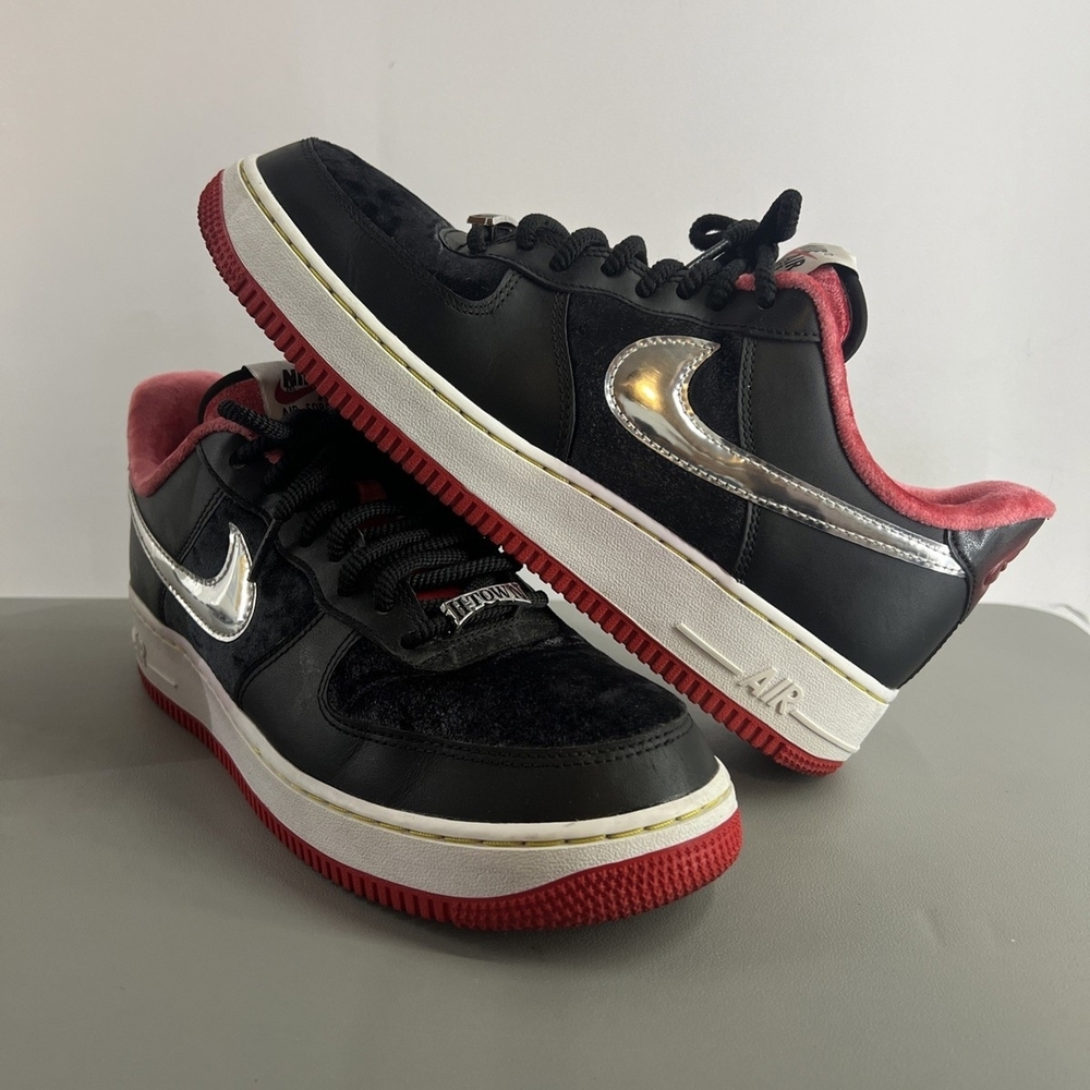 NWT in box Nike Women's Black and Pink Velvet Athletic Shoes